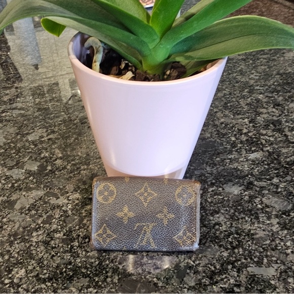 Louis Vuitton Monogram 6 Key Holder with Chain and Charm - Picture 14 of 14